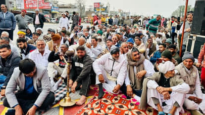 शुगर मिल के सामने धरने पर बैठे किसान।