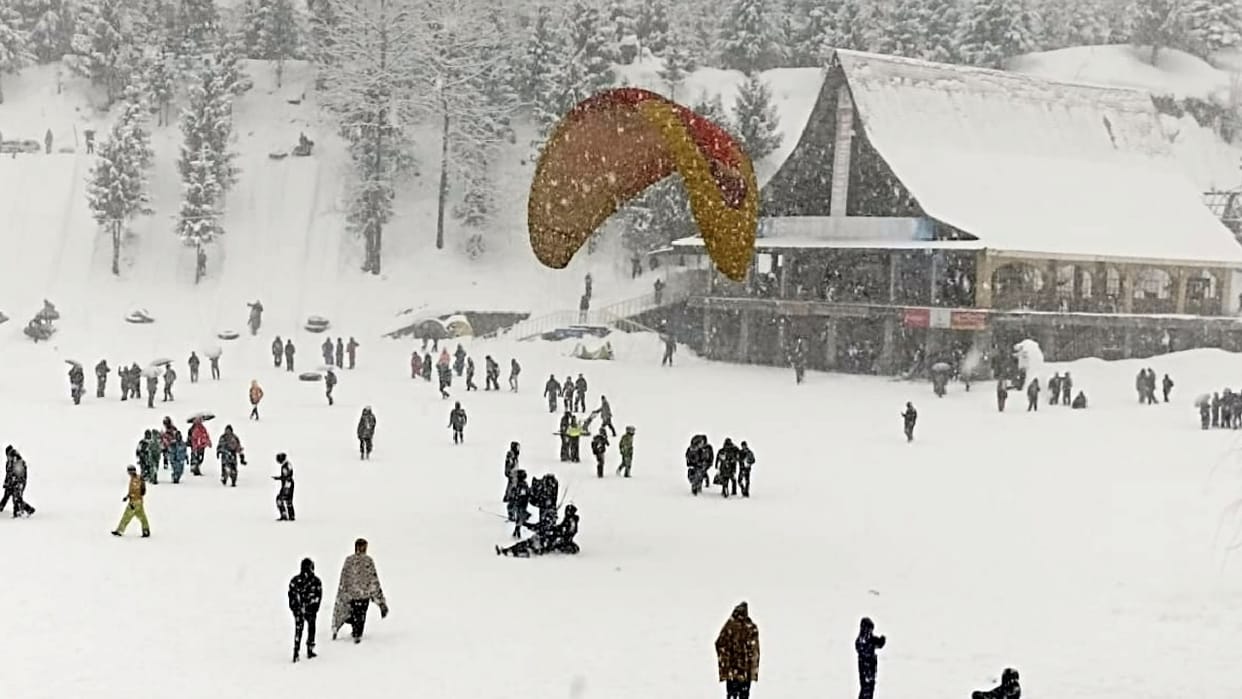 Both ends of the Atal Tunnel covered with snow, tourists flocked to Solanganala to witness the snowfall, see p