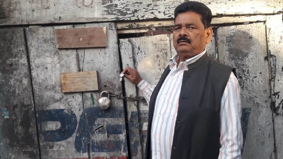 Several stabs on SP Leader Sartaj khan face with a knife in Shahjahanpur