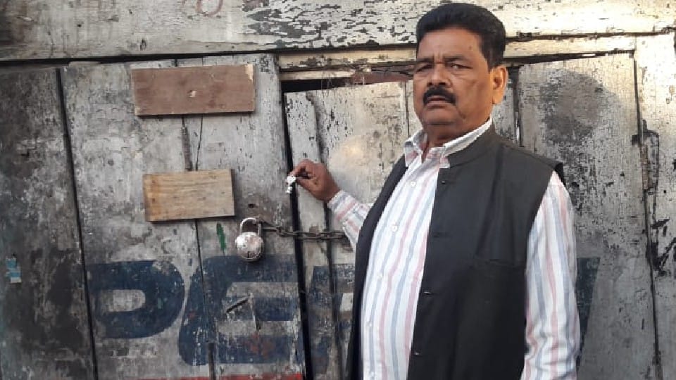 Several stabs on SP Leader Sartaj khan face with a knife in Shahjahanpur