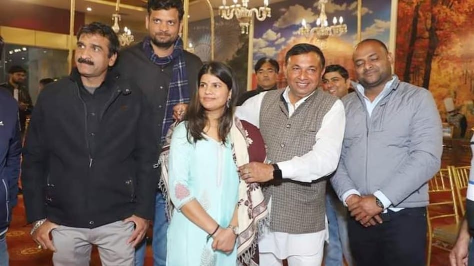 Tonk niwai mla prashant bairwa singing on occasion of tehsildar pranjal kanwar farewell party Rajasthan