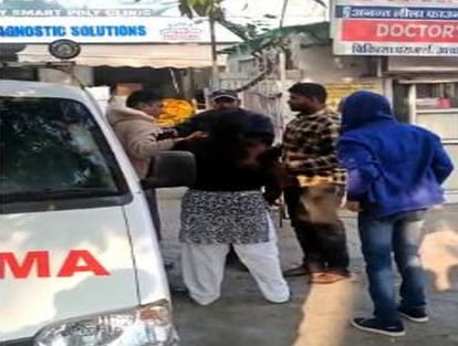महिला चप्पल से पिटाई करती हुई