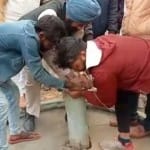 गांव वालों ने हाथ से उखाड़ दिया हैंडपंप।