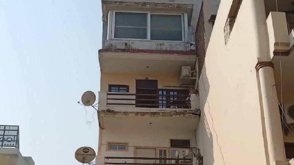 Lucknow building collapse: land of former minister's son and nephew, Yazdan builders built apartment