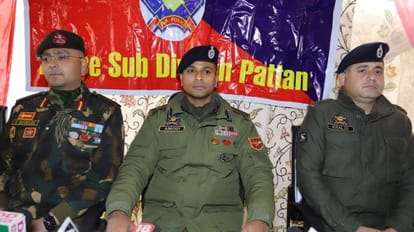 जम्मू-कश्मीर: बारामुला में आतंकी भर्ती मॉड्यूल का भंडाफोड़, दो नाबालिगों समेत पांच लोगों को बचाया बारामुला में घटना की जानकारी देते एसएसपी व अन्य