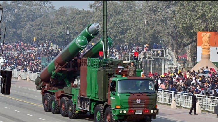 ब्रह्मोस मिसाइल का प्रदर्शन किया गया।