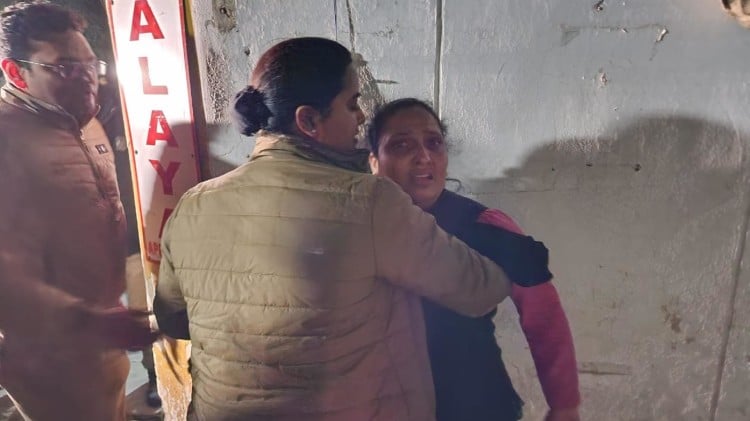 Lucknow Building Collapse: मलबे से गूंजती रहीं चीखें, बाहर बिलखते रहे लोग, दबे लोग फोन कर बोले...जिंदा हैं हम 3 Lucknow Building Collapse