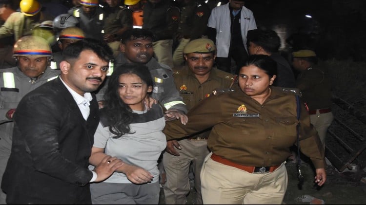 Lucknow Building Collapse: मलबे से गूंजती रहीं चीखें, बाहर बिलखते रहे लोग, दबे लोग फोन कर बोले...जिंदा हैं हम 2 Lucknow Building Collapse