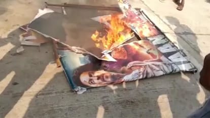 पठान के पोस्टर को बजरंग दल ने जलाया