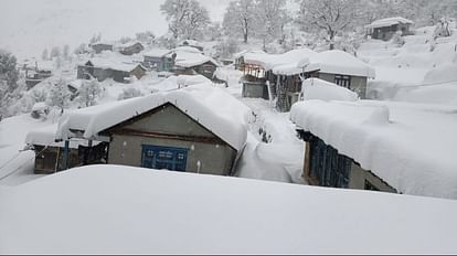 Himachal Snowfall: बर्फबारी से जनजीवन अस्तव्यस्त, चंबा में 793 ट्रांसफार्मर ठप, अंधेरे में डूबे सैंकड़ों गांव चुराह उपमंडल की बौदेड़ी पंचायत के कुलाला गांव में डेढ़ फिट हिमपात हुआ है।