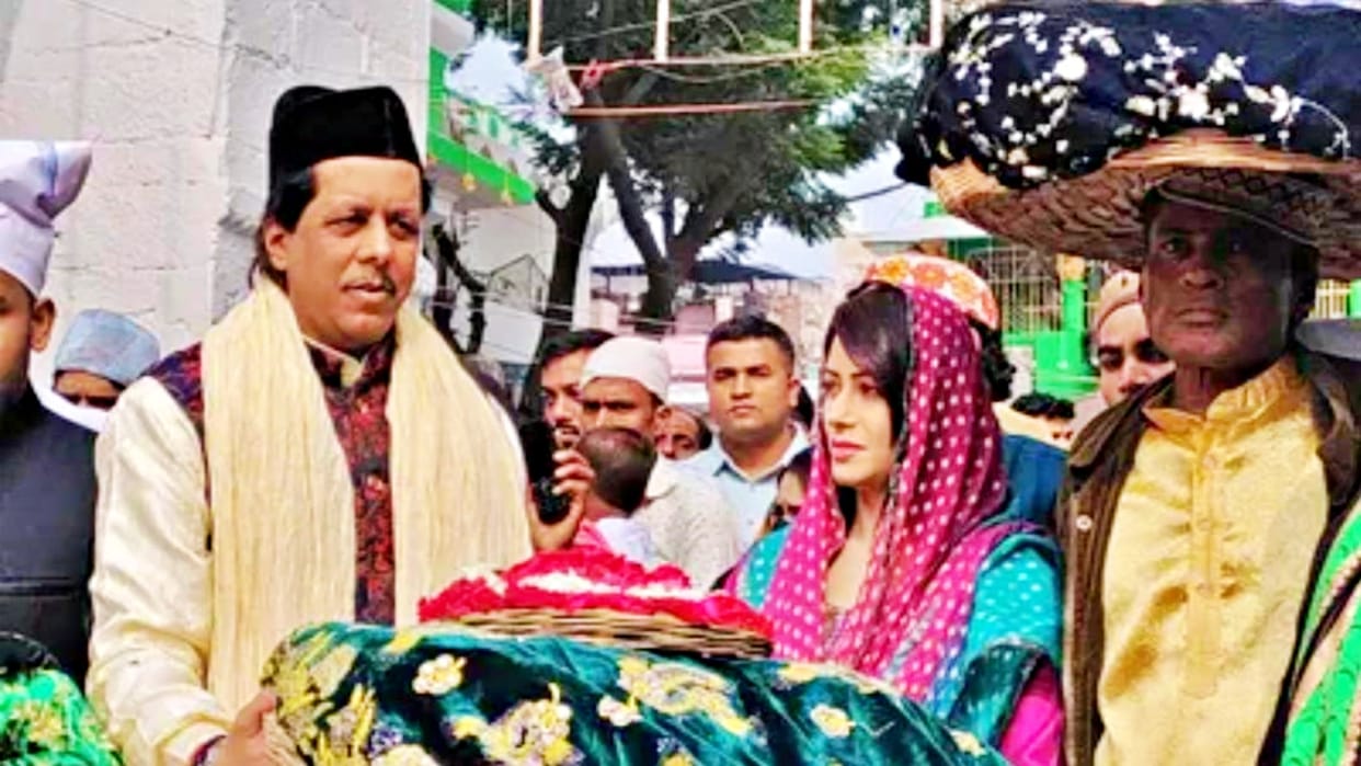 Actress Sonia Sharma offered a chadar at the dargah