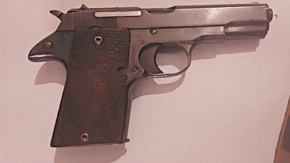 Meerut: Fraud gang exposed by keeping foreign pistol in car, accused absconding
