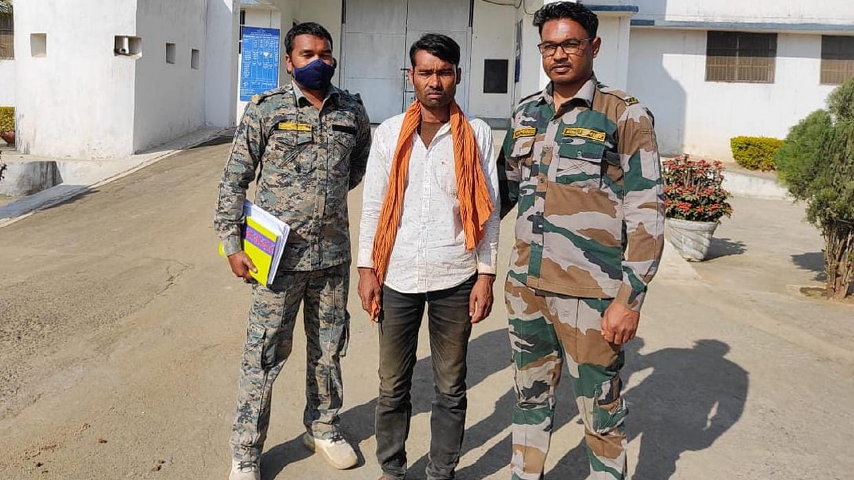 guest came home was killed with an ax due to suspicion in ambikapur
