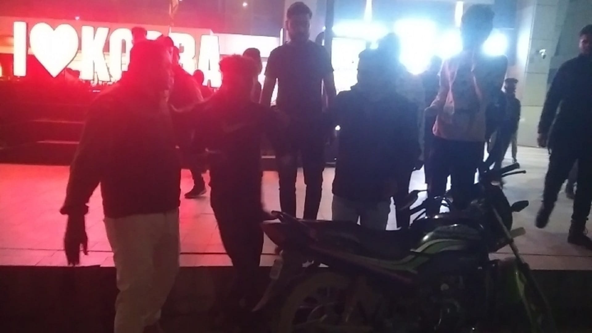 fight between two groups over obscene comment on girl in korba