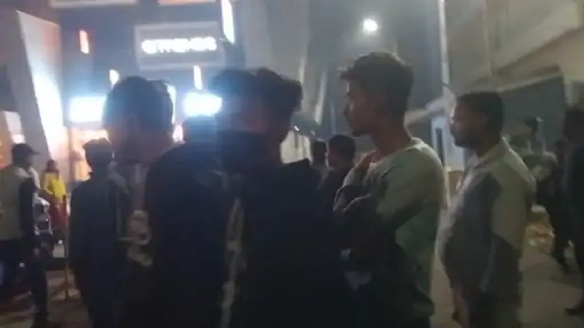 fight between two groups over obscene comment on girl in korba