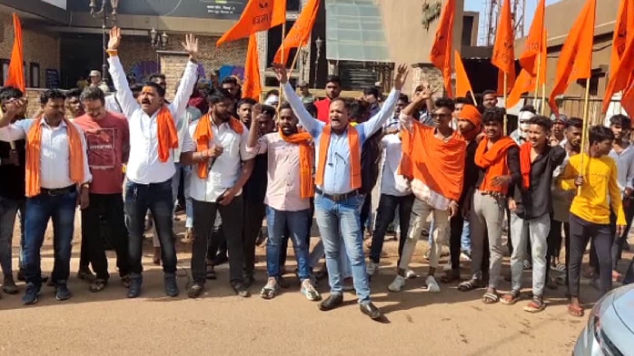 hindu organizations protest against pathan movie in chhattisgarh