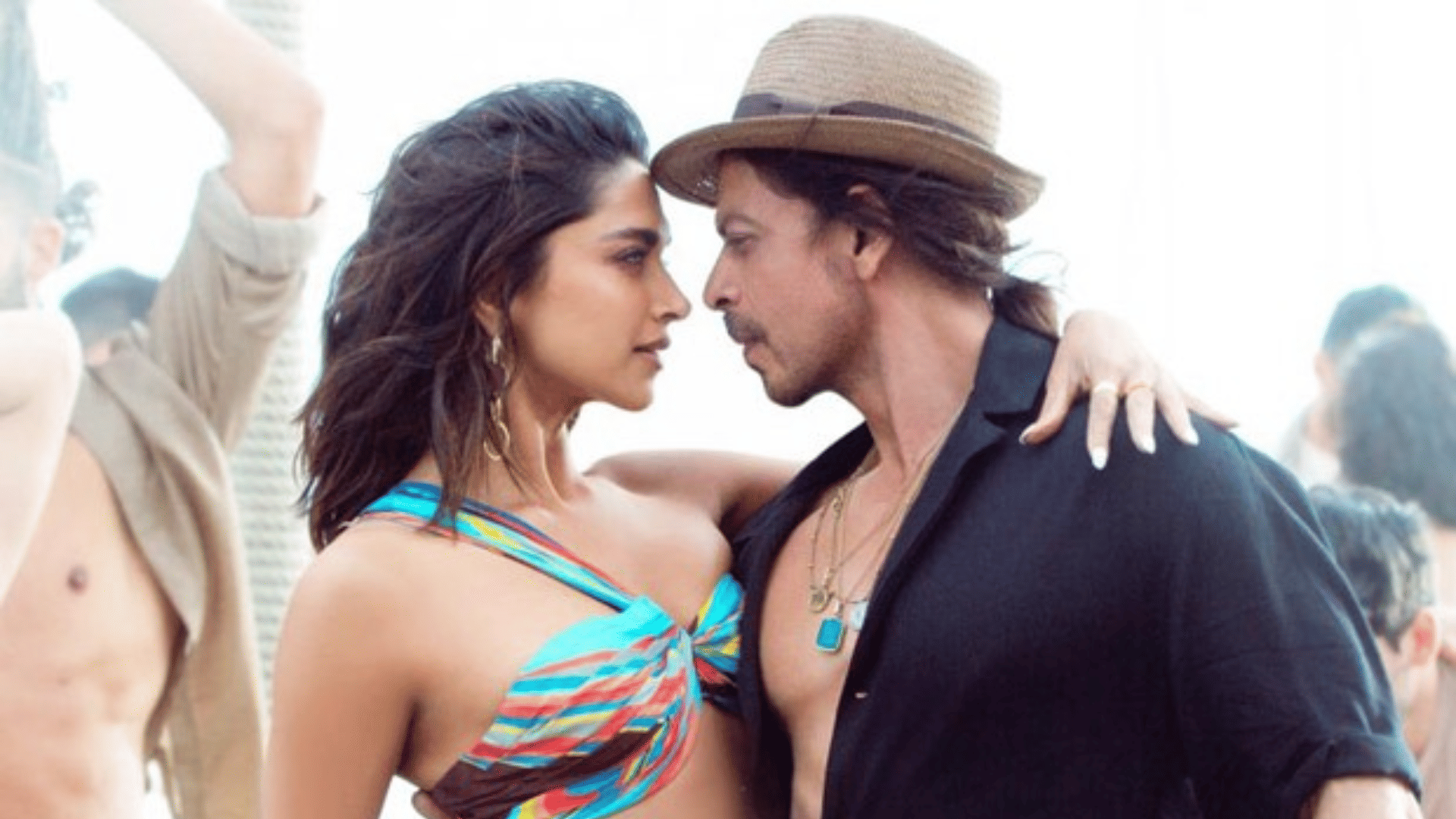 Shahrukh Khan and Deepika Padukone starrer Pathaan fans got crazy and do film promotion in different style