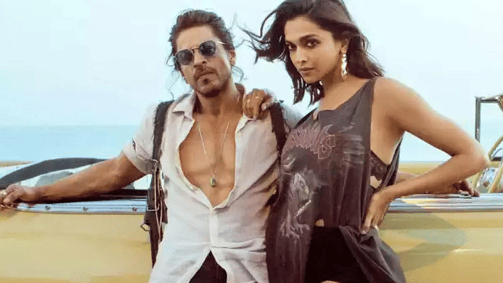 Shahrukh Khan and Deepika Padukone starrer Pathaan fans got crazy and do film promotion in different style