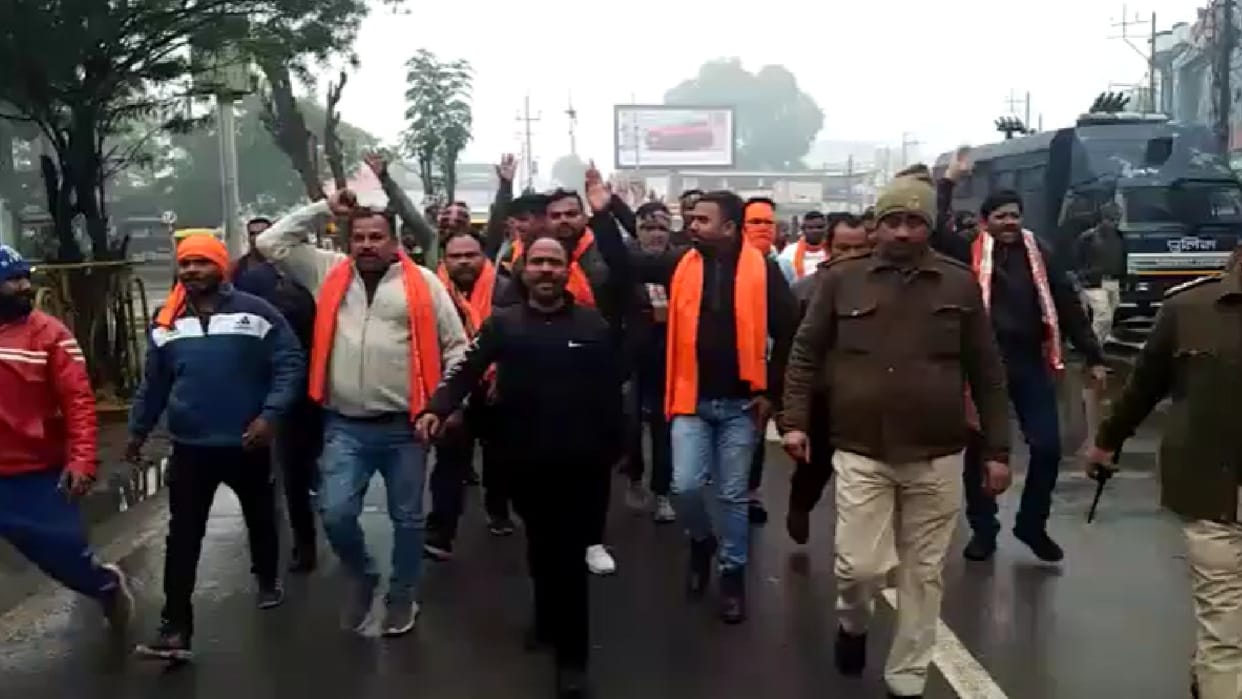 Pathaan show closed in Gwalior before its start, Bajrang Dal workers protest, take out rally
