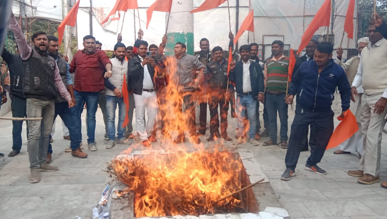 Hindu organizations enraged over objectionable remarks on Ramcharitmanas chaupai, effigy of SP leader burnt
