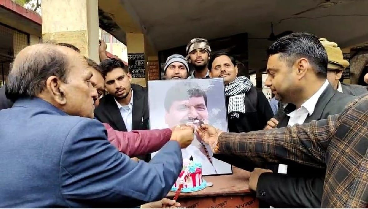Shivpal Singh Birthday, Advocates celebrated 69th birthday in court wishing long life by cutting cake