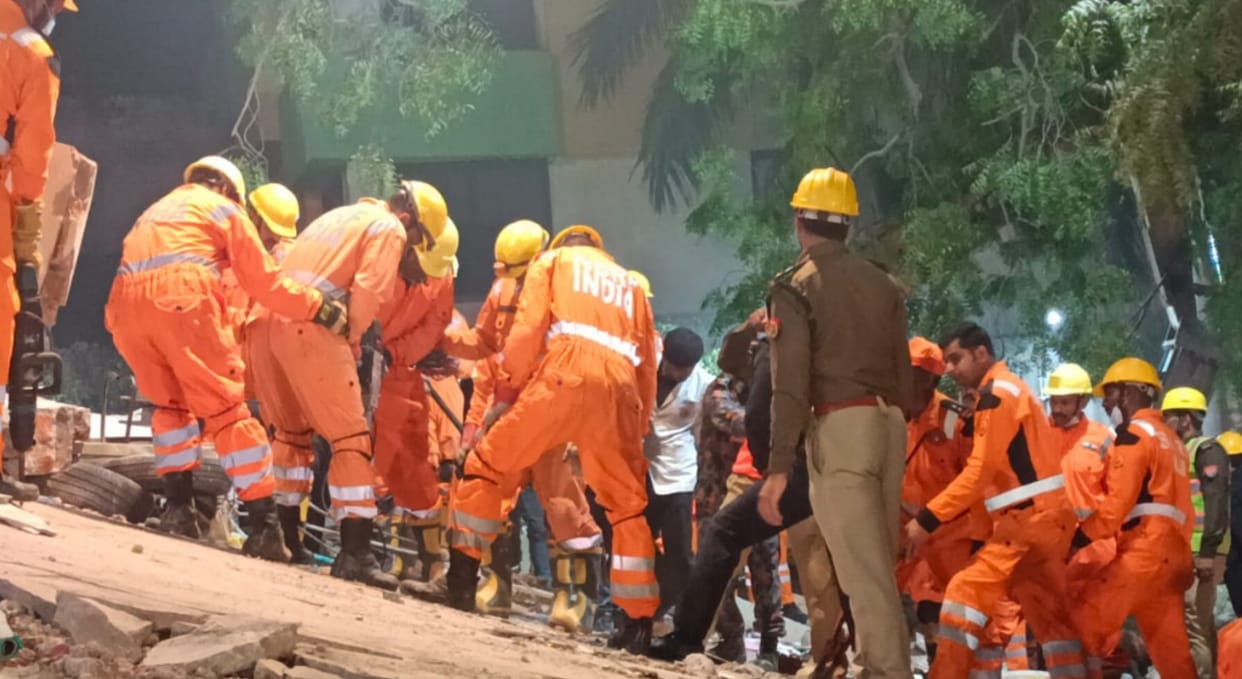 Five-storey building collapsed in Hazratganj, more than 40-50 people buried, many died