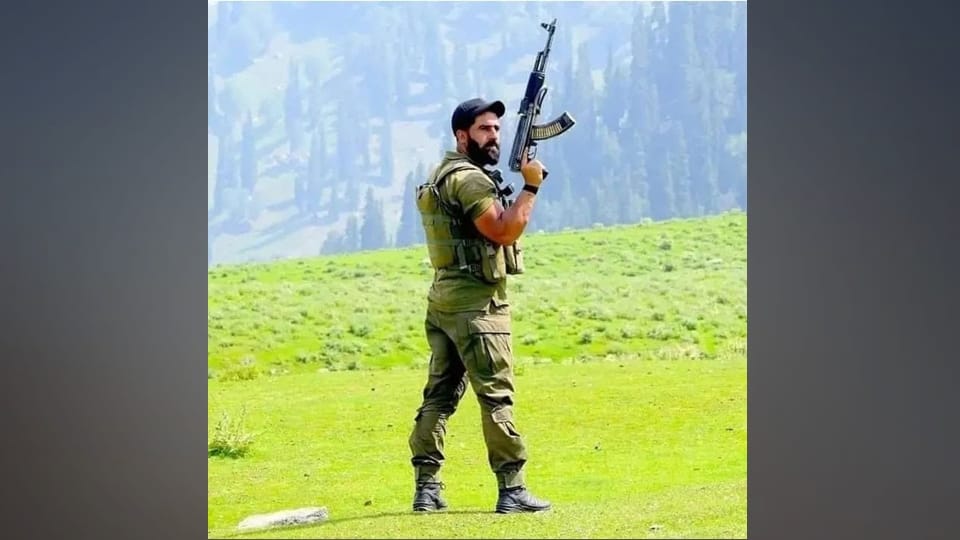 jammu kashmir Martyr Constable Mudasir Ahmad Sheikh Bindaas Cop awarded Shaurya Chakra