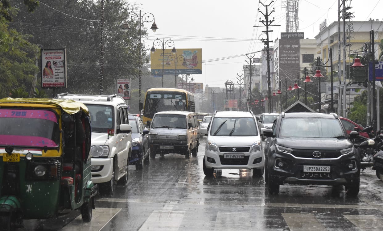 Pits of roads hidden in waterlogging, passers-by staggered