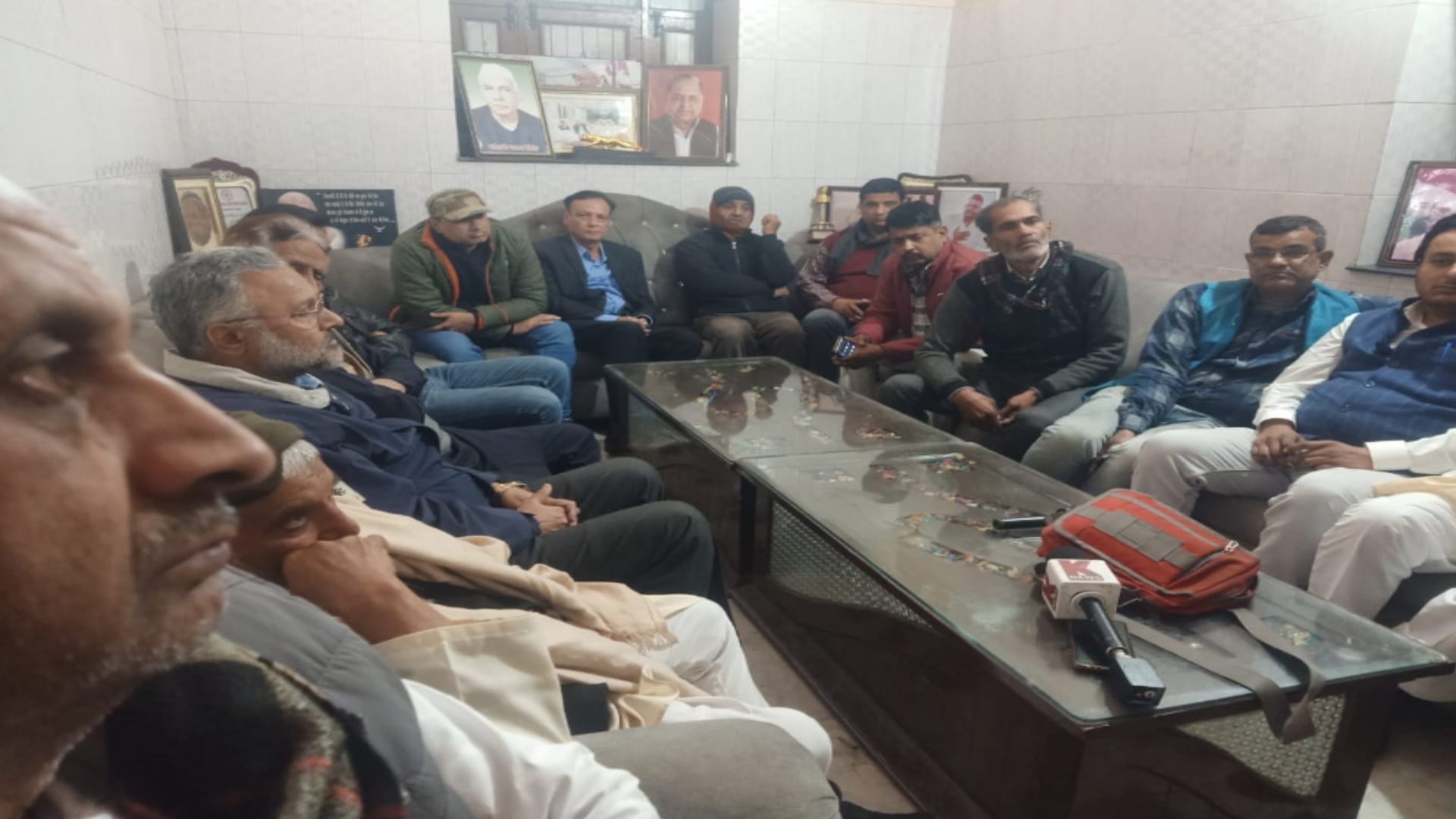 Lucknow Apartment Incident: Supporters gathered at the house of Shahid Manzoor and read all update