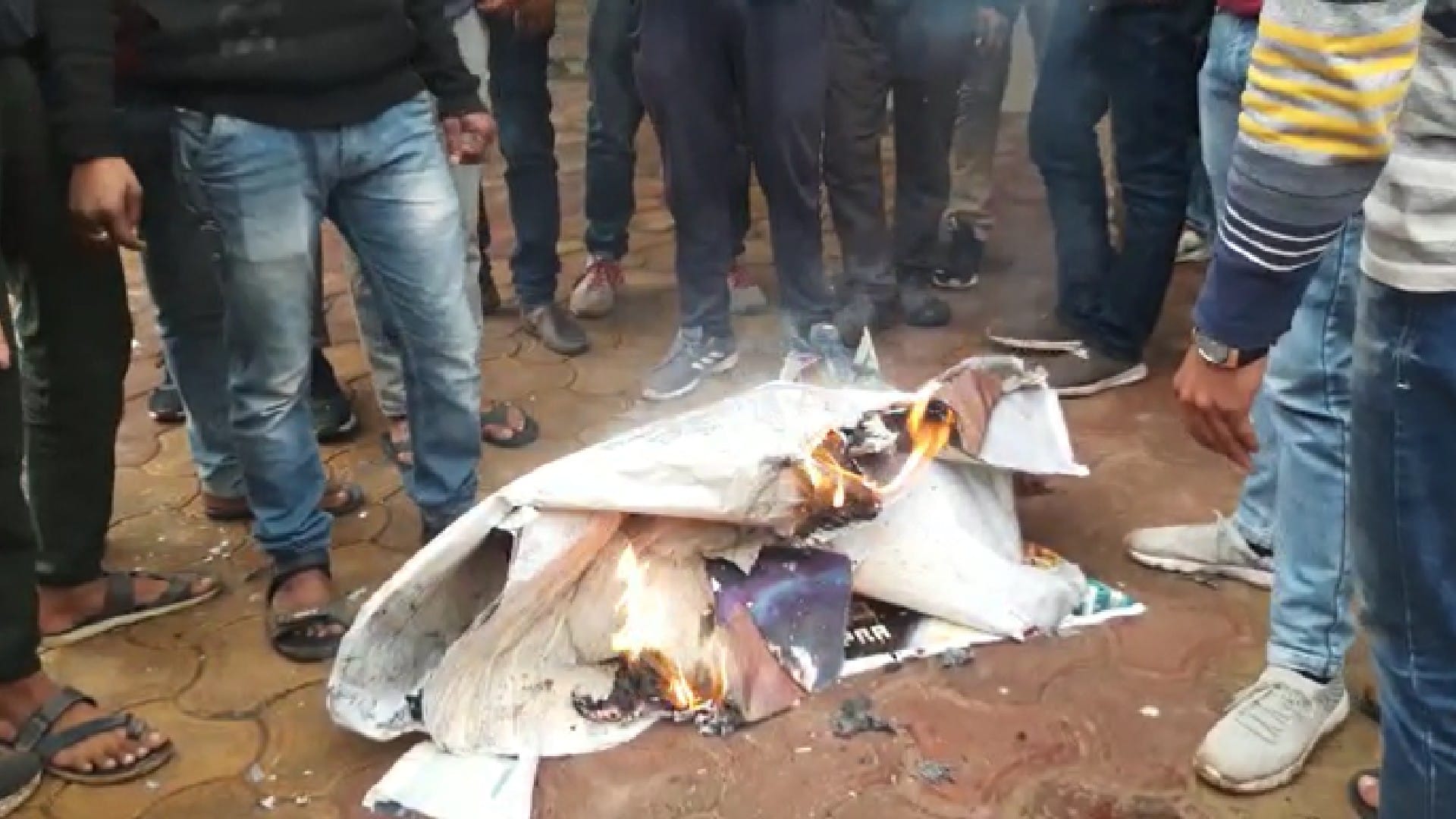Show of film Pathaan canceled in Morena as well, Bajrang Dal activists tore posters of the film, set it on fir