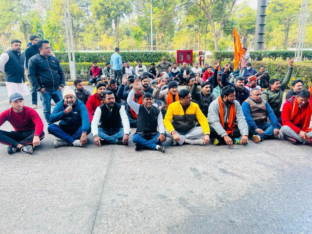 Shahrukh Khan Pathaan Movie release Today Protest in all over Uttarakhand