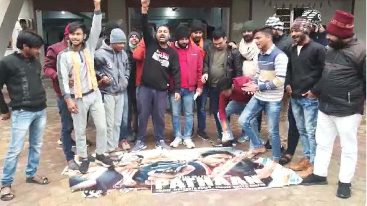 Show of film Pathaan canceled in Morena as well, Bajrang Dal activists tore posters of the film, set it on fir