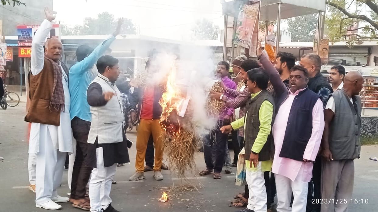 bjp workers burnt idol of swami prasad maurya