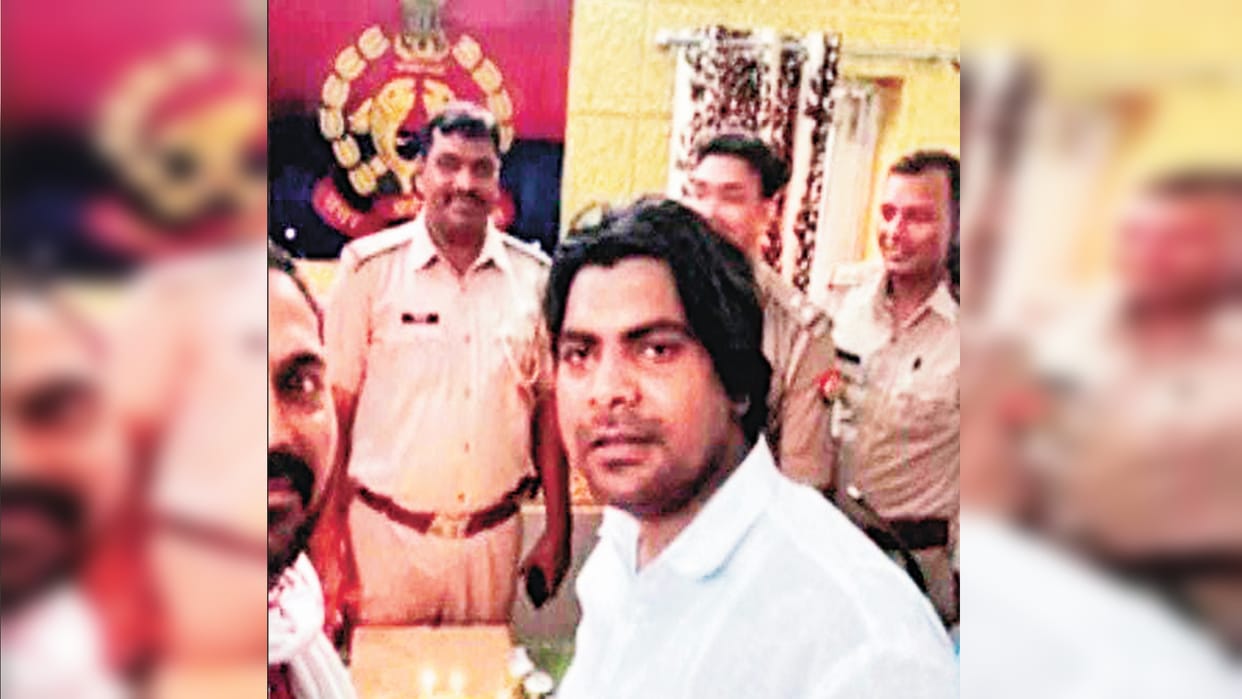 Meerut: Fraud gang exposed by keeping foreign pistol in car, accused absconding