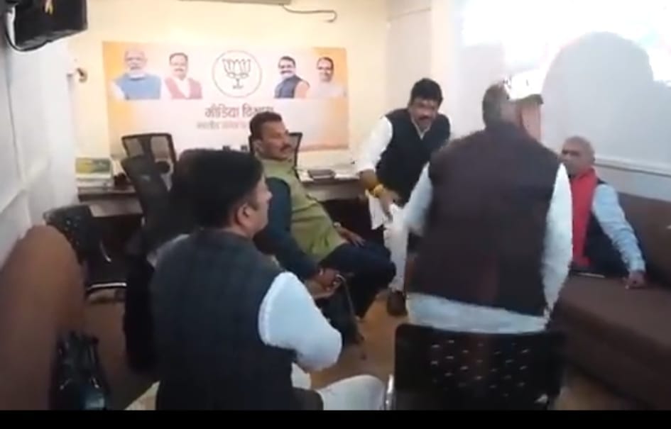 MP News: Pro-Scindia ministers meet Shivkumar behind closed doors, Muralidhar warns district presidents