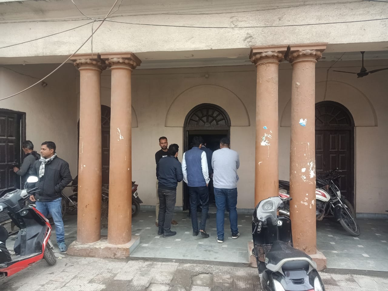 Lucknow Apartment Incident: Supporters gathered at the house of Shahid Manzoor and read all update