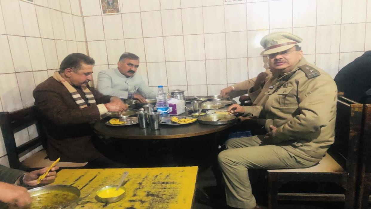 Chief Minister Sukhu suddenly reached the dhaba in bilaspur, tasted makki ki roti and dal