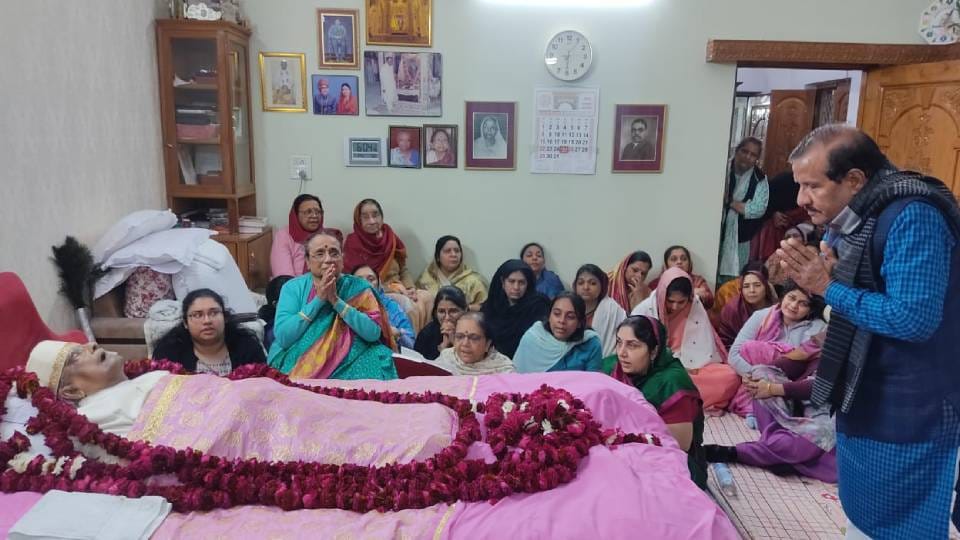 On demise of fifth Guru of Radhasoami sect people are paying tribute to him by touching Hazuri Bhawan in agra