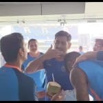 टीम इंडिया से मुलाकात करते धोनी