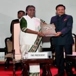 मतदाता दिवस समारोह में पुरस्कार देतीं राष्ट्रपति द्रौपदी मुर्मू, साथ में कानून मंत्री किरेन रिजिजू, सीईसी राजीव कुमार।