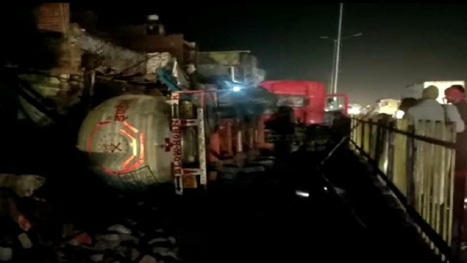 Agra: Tanker carrying LPG gas overturned on the highway in Etmadpur