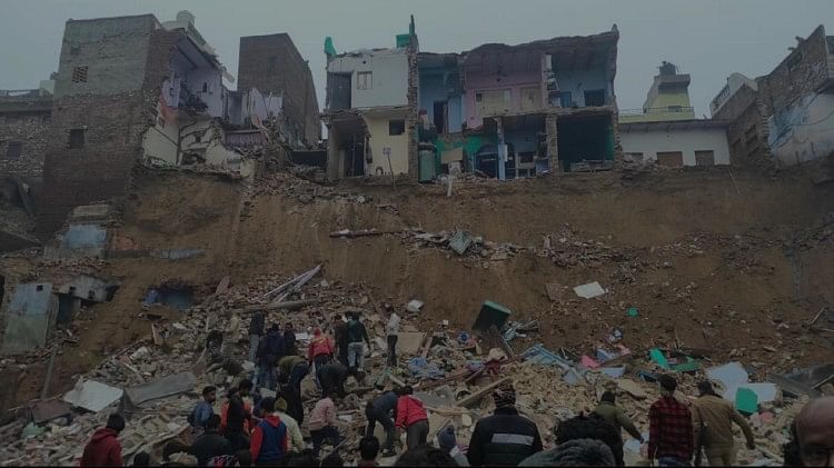 आगरा में बड़ा हादसा: धर्मशाला में खुदाई के दौरान पांच मकान और मंदिर गिरा, पांच लोग दबे