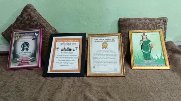 श्रीवास्तव परिवार को अलग-अलग सम्मान से सम्मानित किया गया है।