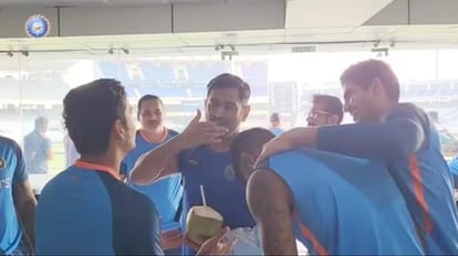 IND vs NZ VIDEO: धोनी ने टीम इंडिया को दिया सरप्राइज, रांची में हार्दिक-ईशान समेत सभी खिलाड़ियों से की मुलाकात टीम इंडिया से मुलाकात करते धोनी