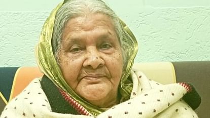 90 साल की सुभद्रा देवी अभी दिल्ली में बेटे-बहू के पास रहती हैं।