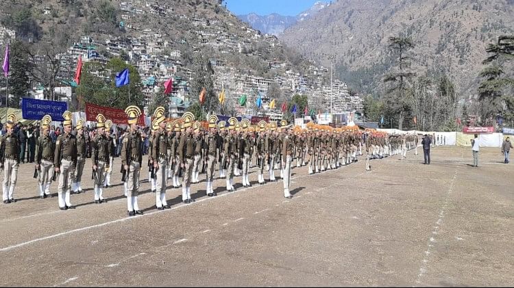 Republic Day: शिमला में राज्यपाल ने फहराया तिरंगा, जिलों में भी हुए कार्यक्रम, देखें गणतंत्र दिवस के रंग कुल्लू में गणतंत्र दिवस समारोह।