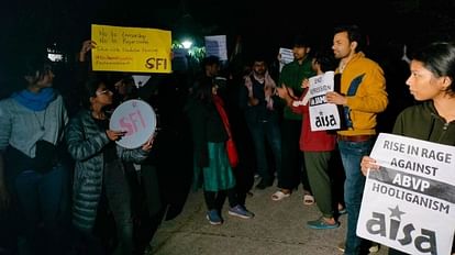 विरोध मार्च निकालते वामपंथी संगठनों से जुड़े छात्र