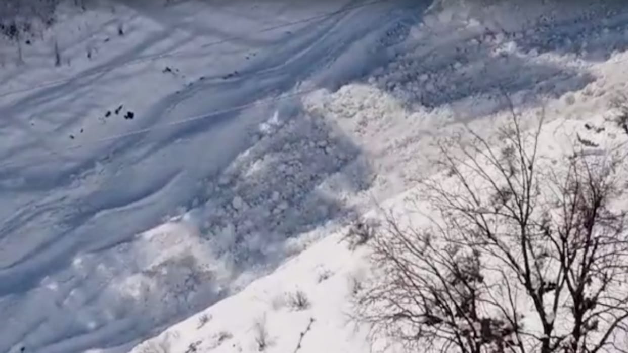 Search for a laborer buried in avalanche could not be done in bad weather, sought help from NDRF