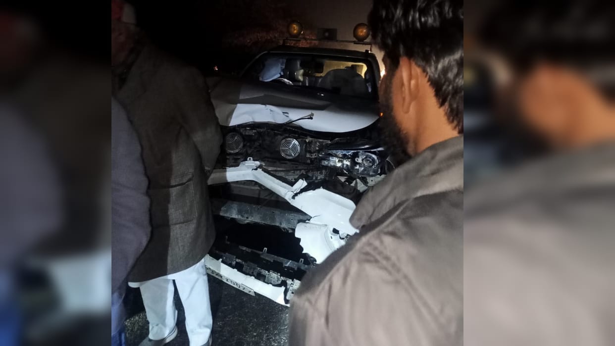 Domariyaganj BJP MP Jagdambika Pal narrowly escapes in road accident