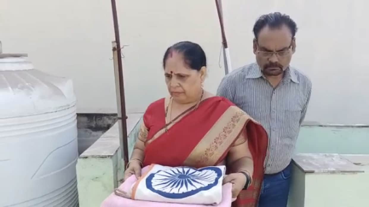chhattisgarh republic day; srivastava family hoists flag every day in bilaspur